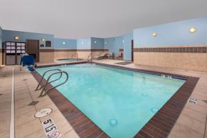 Bazén v ubytování Holiday Inn Express Bothell by IHG nebo v jeho okolí
