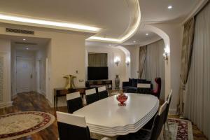uma sala de estar com uma mesa branca e cadeiras em DoubleTree By Hilton Gaziantep em Gaziantep