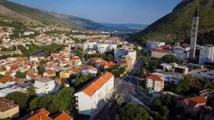 een luchtzicht op een stad met gebouwen bij Apartment Stone Mostar in Mostar