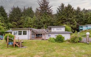 a house in the middle of a yard at The Boat House in Yachats