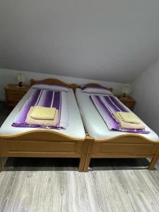 Una cama con sábanas y almohadas moradas y blancas. en 2 Zimmer Apartment, en Hannover