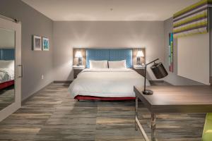 1 dormitorio con 1 cama y escritorio con 2 lámparas en Hampton Inn & Suites Dallas/Plano Central en Plano
