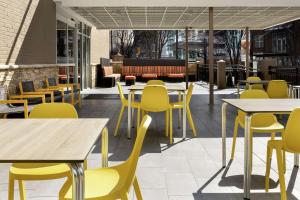 亞特蘭大的住宿－Home2 Suites by Hilton Atlanta Midtown，餐厅设有黄色的桌子和黄色的椅子