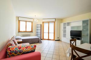 ein Wohnzimmer mit einem Sofa und einem TV in der Unterkunft [BERGAMO CENTRO] Elegante appartamento in Bergamo