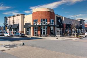 a bar loungie building on a city street at Home2 Suites By Hilton Nashville Bellevue in Bellevue