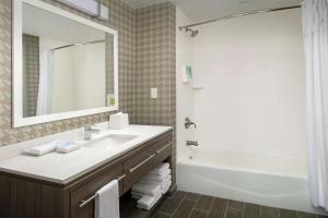 Home2 Suites by Hilton Lakeland South Polk Parkway的一间浴室