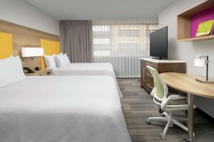 Habitación de hotel con 2 camas y escritorio en Home2 Suites by Hilton Atlanta Midtown en Atlanta