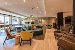 um átrio com um sofá e cadeiras num edifício em Home2 Suites By Hilton Nashville Bellevue em Bellevue