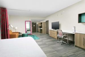 Home2 Suites by Hilton Lakeland South Polk Parkway的电视和/或娱乐中心