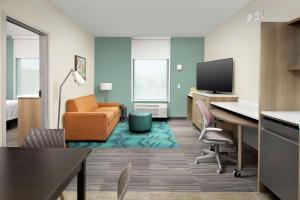 Home2 Suites by Hilton Lakeland South Polk Parkway的电视和/或娱乐中心