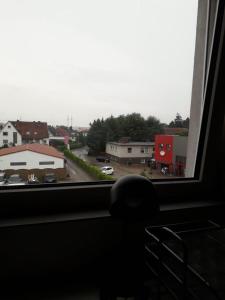 una vista desde una ventana de un estacionamiento en 2 Zimmer Apartment, en Hannover