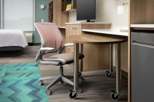 Home2 Suites by Hilton Lakeland South Polk Parkway的电视和/或娱乐中心