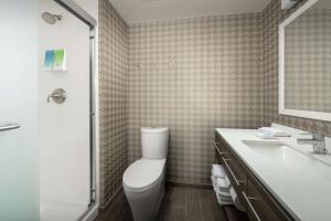 Home2 Suites by Hilton Lakeland South Polk Parkway的一间浴室