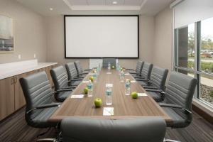 Home2 Suites by Hilton Lakeland South Polk Parkway商务区和/或会议室