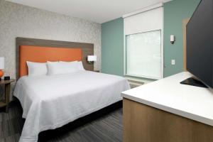 Home2 Suites by Hilton Lakeland South Polk Parkway客房内的一张或多张床位
