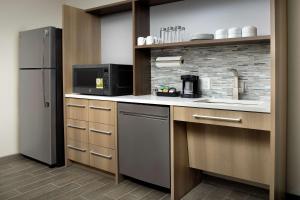 Home2 Suites by Hilton Lakeland South Polk Parkway的厨房或小厨房