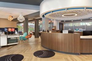 a lobby with a waiting area and a reception desk at Tru By Hilton Harbison Columbia in Columbia