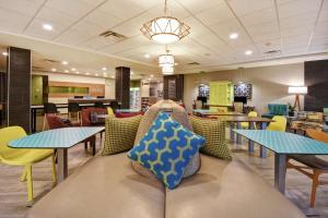 Home2 Suites By Hilton Lagrange的休息区
