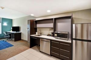 Home2 Suites By Hilton Lagrange的厨房或小厨房