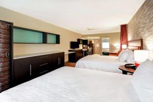 Home2 Suites By Hilton Lagrange客房内的一张或多张床位