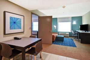 Home2 Suites By Hilton Lagrange的电视和/或娱乐中心