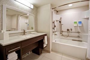 Home2 Suites By Hilton Lagrange的一间浴室
