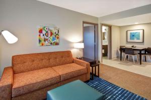 Home2 Suites By Hilton Lagrange的休息区