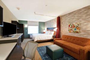 拉格兰奇Home2 Suites By Hilton Lagrange的配有床和沙发的酒店房间