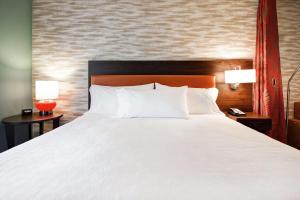 Home2 Suites By Hilton Lagrange客房内的一张或多张床位