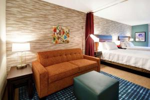 Home2 Suites By Hilton Lagrange客房内的一张或多张床位