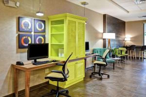 Home2 Suites By Hilton Lagrange的电视和/或娱乐中心