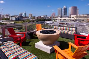 um grupo de cadeiras e uma tigela numa varanda com vista para o horizonte da cidade em Hampton Inn Tampa Downtown Channel District em Tampa