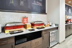 Hampton Inn Tampa Downtown Channel District的厨房或小厨房