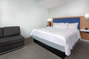 Hampton Inn Tampa Downtown Channel District客房内的一张或多张床位