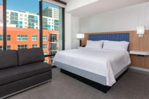 Hampton Inn Tampa Downtown Channel District客房内的一张或多张床位