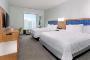 Hampton Inn Tampa Downtown Channel District客房内的一张或多张床位