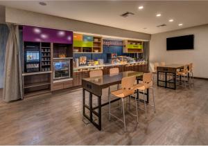 Home2 Suites By Hilton Reno tesisinde bir restoran veya yemek mekanı