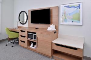 Hampton Inn Tampa Downtown Channel District的电视和/或娱乐中心