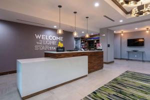um lobby de uma loja com uma recepção para a estrela solitária Starbucks em Hampton Inn & Suites Dallas East em Dallas