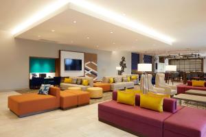 een grote woonkamer met kleurrijke meubels en een flatscreen-tv bij Hilton Garden Inn Elizabethtown in Elizabethtown