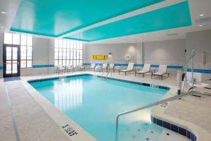 a large swimming pool in a hospital room with chairs at Hilton Garden Inn Elizabethtown in Elizabethtown