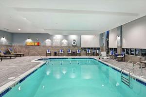 una piscina con agua azul en una habitación de hotel en Hilton Garden Inn Princeton Lawrenceville, en Lawrenceville