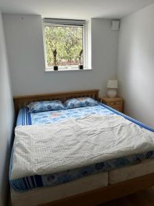 uma cama num quarto com uma janela em Nice apartment near Mölndal Centrum / Göteborg em Mölndal