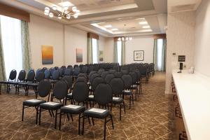 a room with rows of chairs in a hall at Hilton Garden Inn Elizabethtown in Elizabethtown +25 photos