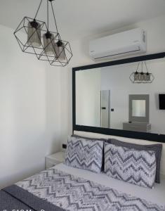 um quarto com um grande espelho por cima de uma cama em Kardelen Otel em Bodrum City