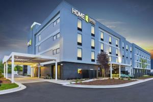 霍兰Home2 Suites By Hilton Holland的一座大建筑,上面有家庭福利标志