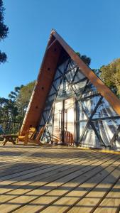 ウルビシにあるHuttenhausの木造の三角屋根の建物