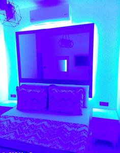 um quarto com uma cama com luz verde em Kardelen Otel em Bodrum City