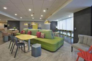 Home2 Suites By Hilton Holland的休息区