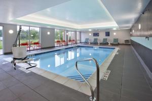 una gran piscina en una habitación de hotel en Tru By Hilton Jackson en Jackson